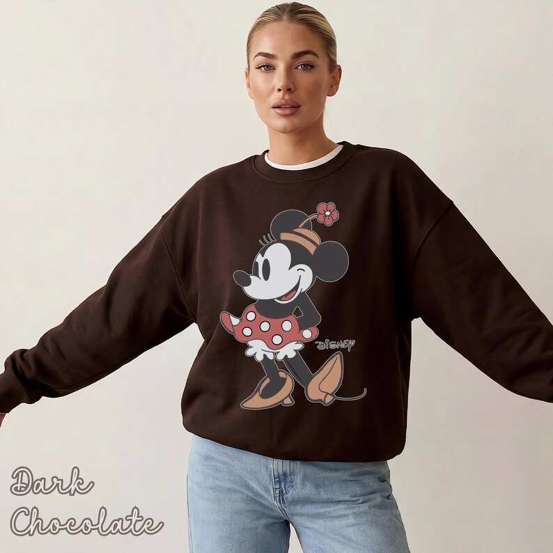 K&ouml;nnte beinhalten: Rustikales Holzschild mit dem Text "Welcome to our home" in wei&szlig;er Schrift. Das Schild hat eine Used-Optik und ein schlichtes, einladendes Design.