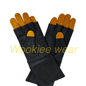 Pu&ograve; includere: Guanti in pelle nera con punte delle dita arancioni e la scritta "Wookiee wear". I guanti hanno un design senza dita con un cuscinetto sensibile al tocco sul palmo. Questi guanti sono progettati per attivit&agrave; all'aperto.