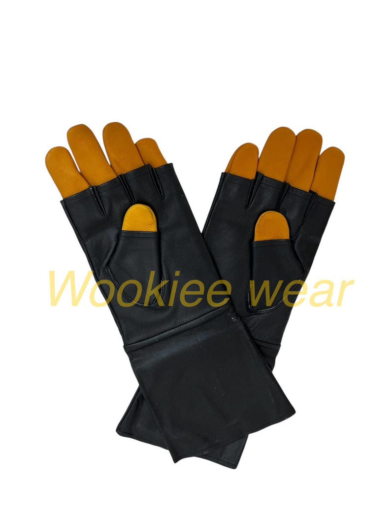 Pu&ograve; includere: Guanti in pelle nera con punte delle dita arancioni e la scritta "Wookiee wear". I guanti hanno un design senza dita con un cuscinetto sensibile al tocco sul palmo. Questi guanti sono progettati per attivit&agrave; all'aperto.