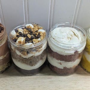 Vegan cake jars flavors chocolate red velvet lemon