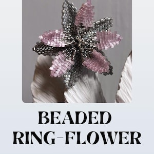 Può includere: Un anello di perline con un design a fiore realizzato con piccole perline di vetro color rosa chiaro e argento metallizzato. I petali del fiore sono disposti in un motivo a stella stratificato con un gruppo di minuscole perline argentate al centro.