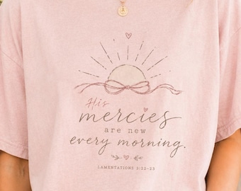 Sus misericordias se renuevan cada mañana. Camiseta Comfort Colors® 1717 / Camiseta cristiana / Lamentaciones 3:22-23. Regalo de fe.