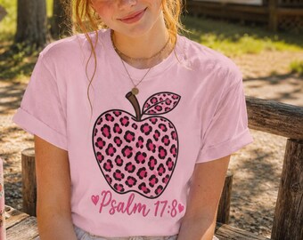 Camiseta cristiana de moda Salmo 17:8 Camiseta rosa con estampado de leopardo y manzana Camiseta linda de fe para adolescentes Camiseta estética con versículo bíblico Estilo Y2K