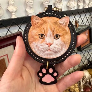 Llavero personalizado con grabado a mano de cuero para bolso de mascota, retrato de perro o gato, regalo conmemorativo para mascota, regalo para dueño de mascota.