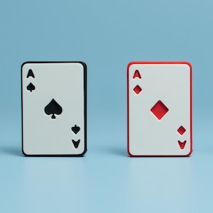 Può includere: Quattro carte da gioco, ognuna con il simbolo dell'Asso di diversi semi: picche, quadri, fiori e cuori. Le carte hanno facce bianche con simboli neri o rossi su uno sfondo azzurro chiaro.