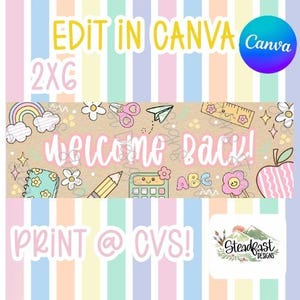 Könnte beinhalten: Ein rechteckiges Banner-Design auf einem Hintergrund aus Kraftpapier mit dem Text "WELCOME BACK!" in Weiß. Das Design enthält bunte Illustrationen eines Regenbogens, einer Schere, eines Papierfliegers, eines Lineals, eines Notizbuchs, eines Bleistifts, eines Taschenrechners, eines Apfels und Blumen.