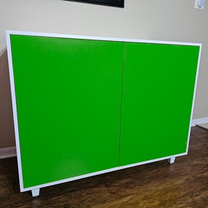 Painted Litter Robot Cat Enclosure | Fits LR4 | Sleek Design | Matching Wood Feet | White with Green Doors