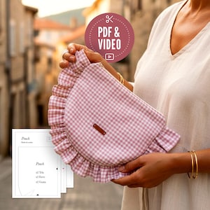 Puede incluir: Un neceser de cuadros rosas y blancos con un borde con volantes se sostiene frente a un fondo borroso. El neceser tiene una pequeña etiqueta de cuero marrón. Un gráfico circular con el texto "PDF & VIDEO" es visible. Las instrucciones del patrón de costura están en la parte inferior izquierda.