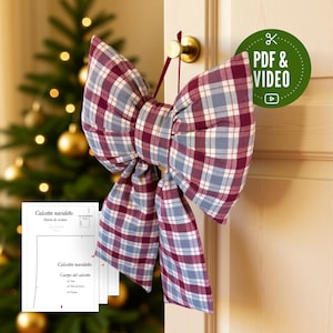 Puede incluir: Un gran lazo de tela a cuadros en burdeos, azul y blanco cuelga de una puerta. El lazo es un adorno decorativo, posiblemente para Navidad. Se ve un icono de PDF y vídeo. Un árbol de Navidad con adornos dorados está al fondo.
