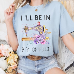 Coudre une chemise, je serai dans mon bureau à coudre un t-shirt, un t-shirt à la machine à coudre, un cadeau pour un amateur de couture, une chemise courtepointe amusante, un travailleur d'aiguilles, une chemise pour courtepointe