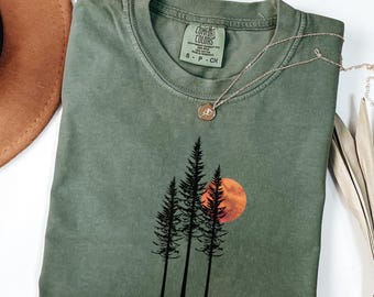 Sunrise Nature Comfort Colors® Shirt – Men’s Outdoor Camping Tee, Minimalist Forest T-Shirt, Sunset Tree Hiking Top Gift for Nature Lovers