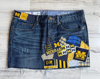 Saia jeans personalizada com patch para faculdade/universidade de sua escolha, feminina, todos os tamanhos, para festa na cama.