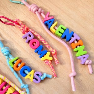 Personalisierter Schlüsselanhänger mit Kindernamen, bunter Buchstabenanhänger für Rucksack oder Schultasche, Glücksbringer, Anhänger, Paracord, Schulanfang