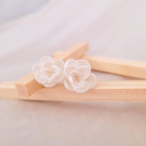 Flower stud earrings