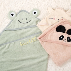 Puede incluir: Tres toallas con capucha para beb&eacute;s en colores pastel. Una es verde claro con caracter&iacute;sticas de rana y el nombre "Scarlett" bordado en amarillo. Las otras dos son un dise&ntilde;o de conejito y panda.