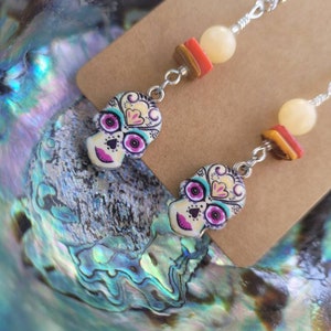 Sugar skull earring // Halloween earrings // Dia de Los Muertos // Day of the Dead jewelry.  Beautiful,  unique // Mother of pearl she