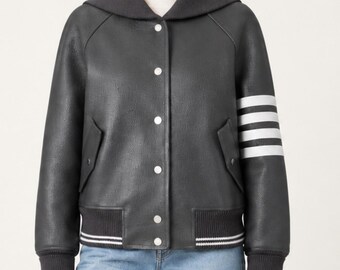 Chaqueta universitaria de cuero para mujer, regalo de despedida para ella, elegante abrigo de manga a rayas, prenda exterior minimalista de primera calidad estilo Y2K con cierre a presión.