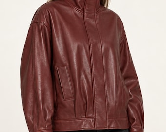 Chaqueta de cuero para mujer, regalo de aniversario para ella. Abrigo tipo blusón de cuello alto. Cuello alto, corte relajado con bolsillos ribeteados. Piel suave de primera calidad.