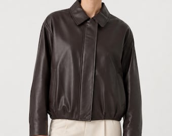 Chaqueta de cuero para mujer, regalo navideño para ella, estilo minimalista Harrington, blusón relajado con parte delantera oculta y bajo fruncido.