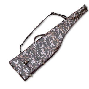 Puede incluir: Funda para rifle con estampado de camuflaje con ribete, asa y bandolera de cuero marrón. La funda tiene cierre de cremallera y dos cierres de hebilla. Diseñada para transportar un arma larga.