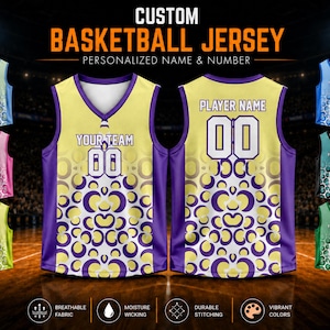 Può includere: Maglia da basket personalizzata con nome e numero. La maglia è gialla con dettagli viola e un motivo unico. Vengono visualizzate maglie aggiuntive in vari colori, tra cui blu, rosa e verde.