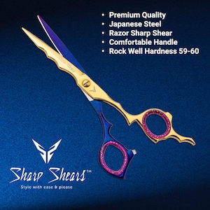 Puede incluir: Tijeras de peluquería profesionales doradas y azules con detalles rosas. Las tijeras están hechas de acero japonés y tienen un mango cómodo. El texto en las tijeras dice "Sharp Shears".