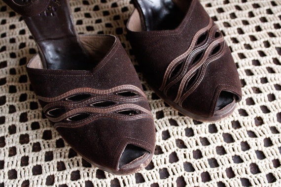 1940s Heels // Brown brushed leather Peacock Shoe… - image 3