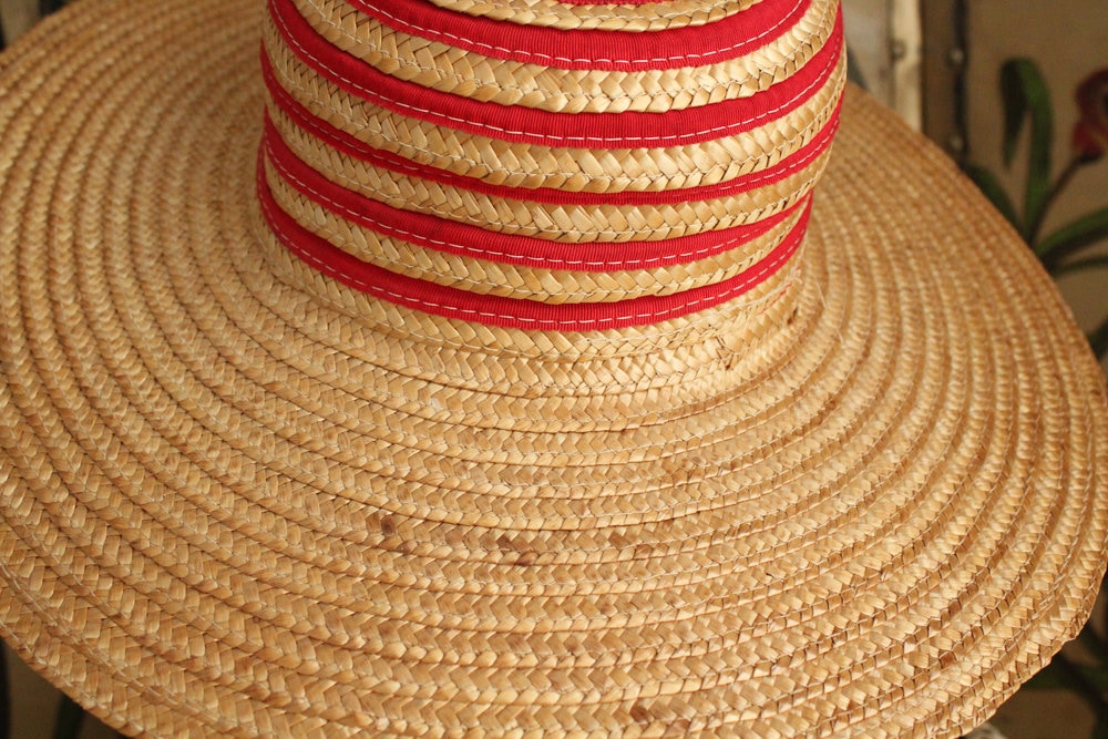 Vintage 1940s Straw Cartwheel Hat: Red Striped Wide Brim  display picture 2