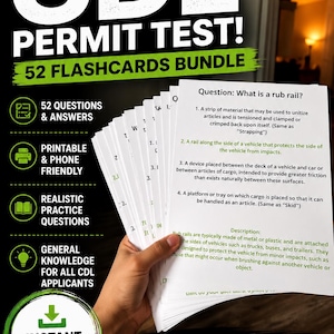 Op de afbeelding: Een bundel van 52 witte flashcards voor een CDL-vergunningstest, met zwarte tekst met vragen en antwoorden over voertuigveiligheid en lading. De kaarten worden in een stapel gehouden, tonen tekst over stootranden en bevatten digitale downloadiconen.