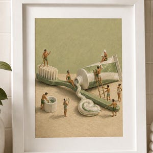 Pode incluir: Uma impressão artística emoldurada apresentando uma cena surreal de figuras em miniatura interagindo com uma escova de dentes verde grande e um tubo de pasta de dentes. As figuras aparecem limpando, escalando e relaxando ao redor.