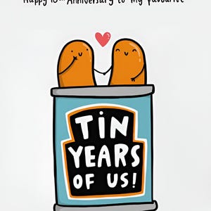Puede incluir: Una tarjeta de aniversario humorística con dos personajes con forma de frijol naranja tomados de la mano sobre una lata azul. La lata dice "Tin Years of Us!" con el texto "Happy 10th Anniversary to my favourite" y un corazón rojo.