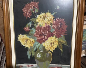Bordado floral vintage enmarcado: arte artesanal de crisantemos en jarrón.