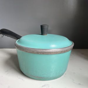 Op de afbeelding: Een rustiek houten bord met de tekst "Welcome to our home" in een handgeschreven stijl. Het bord heeft een verweerde afwerking en een eenvoudig, uitnodigend ontwerp, ideaal voor een veranda of entree.