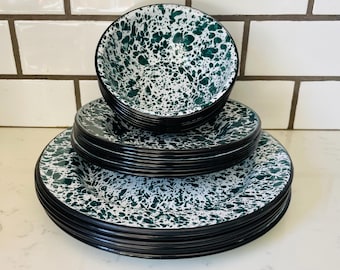 Grönt och vitt spräckligt emaljfat, skålar, tallrikar, vintage stänkskydd, 18-delars set