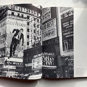 Puede incluir: Libro abierto con imágenes en blanco y negro de marquesinas de teatro y anuncios. La página de la izquierda presenta un gran cartel con el texto "The Unterreit Traitor" y los nombres William Holden y Lilli Palmer.