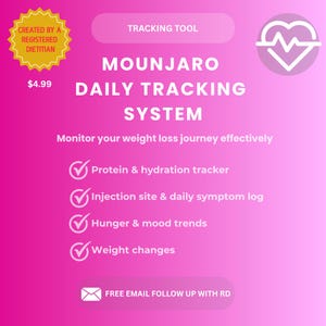 Puede incluir: Gráfico rosa con el texto "MOUNJARO DAILY TRACKING SYSTEM". La imagen incluye un icono de corazón y marcas de verificación junto a las funciones del rastreador: proteínas, hidratación, sitio de inyección, síntomas, hambre, estado de ánimo y cambios de peso. También se incluye el texto "FREE EMAIL FOLLOW UP WITH RD".