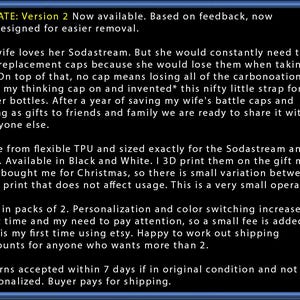 Może przedstawiać: Tekst na niebieskim tle: "UPDATE: Version 2 Now available. Based on feedback, now re-designed for easier removal." Tekst opisuje rozwiązanie dla zgubionych nakrętek Sodastream, wykonane z elastycznego TPU, dostępne w kolorze czarnym i białym.