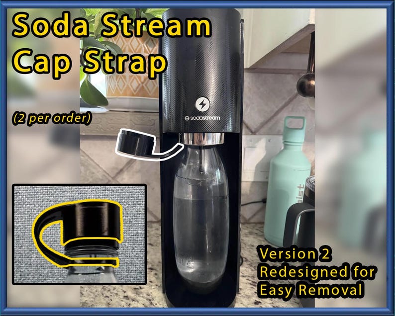 Może przedstawiać: Czarna maszyna Soda Stream z dołączoną przezroczystą butelką. Obraz zawiera tekst "Soda Stream Cap Strap" i "(2 per order)". Zbliżenie pokazuje czarny pasek na zakrętkę z ż&oacute;łtym obrysem. Widoczny jest r&oacute;wnież tekst "Version 2 Redesigned for Easy Removal".