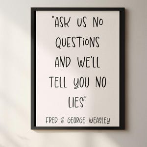 Puede incluir: Impresión enmarcada con la cita "ASK US NO QUESTIONS AND WE'LL TELL YOU NO LIES" en letras negras. La impresión está firmada "FRED & GEORGE WEASLEY". El marco es negro.