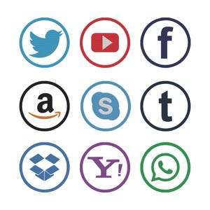 Pode incluir: Nove ícones bordados de mídia social, incluindo Twitter, YouTube, Facebook, Amazon, Skype, Tumblr, Dropbox, Yahoo e WhatsApp, cada um dentro de uma moldura circular. Os ícones apresentam várias cores e designs, representando diferentes plataformas online.
