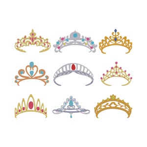 Puede incluir: Nueve tiaras bordadas en varios diseños y colores. Las tiaras presentan detalles dorados, plateados y rosas, con adornos como piedras preciosas azules y rojas. Los diseños varían desde patrones florales ornamentados hasta arcos simples y elegantes.