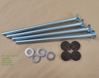 Pode incluir: Um conjunto de quatro parafusos de 15,24 cm, quatro arruelas e quatro almofadas de feltro. Os parafusos são prateados e têm uma cabeça hexagonal. As arruelas são prateadas e redondas. As almofadas de feltro são castanhas e redondas.