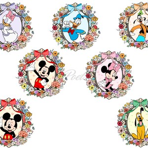 K&ouml;nnte beinhalten: Sieben Disney-Charakterportr&auml;ts in ovalen Rahmen, jeweils umgeben von einem Blumenkranz und einer dekorativen Schleife. Zu den Charakteren geh&ouml;ren Daisy Duck, Donald Duck, Goofy, Mickey Mouse, Minnie Mouse und Pluto.
