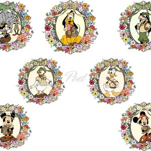 K&ouml;nnte beinhalten: Sieben ovale Illustrationen von Disney-Charakteren, jeweils umrahmt von einem Blumenkranz und einer dekorativen Schleife. Zu den Charakteren geh&ouml;ren Micky Maus, Minnie Maus, Donald Duck, Pluto und Goofy, alle in Safari-Outfits. Die Illustrationen sind vor einem wei&szlig;en Hintergrund.