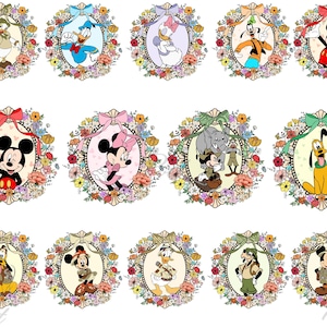 K&ouml;nnte beinhalten: Eine Sammlung gerahmter Cartoon-Charakter-Portr&auml;ts, jedes umgeben von einem Blumenkranz und einer dekorativen Schleife. Zu den Charakteren geh&ouml;ren Micky Maus, Minnie Maus, Donald Duck, Daisy Duck, Goofy und Pluto. Die Portr&auml;ts haben eine Vintage-&Auml;sthetik.