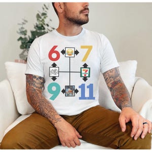 Peut inclure: T-shirt blanc avec un motif graphique représentant les chiffres 6, 7, 9 et 11, reliés par des lignes. Le motif comprend divers emojis et logos. La personne porte un pantalon marron.