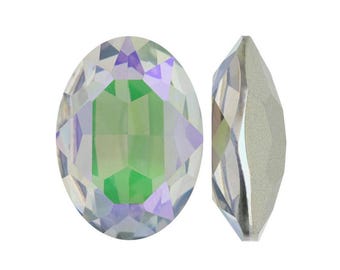 Puede incluir: Una gema ovalada y facetada con un acabado transparente e iridiscente. La gema muestra una gama de colores, incluyendo verde, morado y plateado. La imagen muestra la gema desde dos ángulos para resaltar su corte y forma. Probablemente utilizada en joyería.