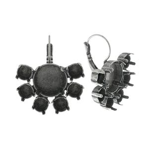 Pode incluir: Um par de bases para brincos em metal prateado antigo, com um engaste circular central grande rodeado por seis engastes circulares menores com garras, fixados a um mecanismo de fecho de alavanca articulado.