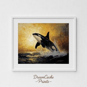 Pode incluir: Uma impressão artística emoldurada com uma orca preta e branca saltando do oceano. A obra de arte tem um estilo pictórico texturizado com um fundo amarelo dourado e marrom. A impressão está em uma moldura branca. O texto "DreamCache -Prints-" está na parte inferior.