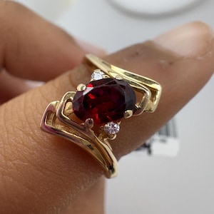 Anello in oro giallo 14 carati con granato e diamanti: gioielli con pietra portafortuna di gennaio